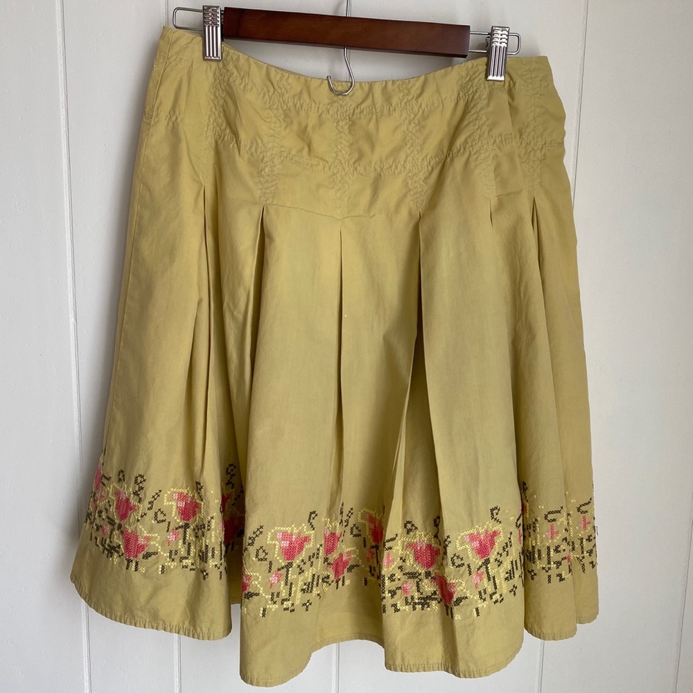 Talbots Women’s Embroidered Pleated Skirt with beautiful stitching.  | Size 10